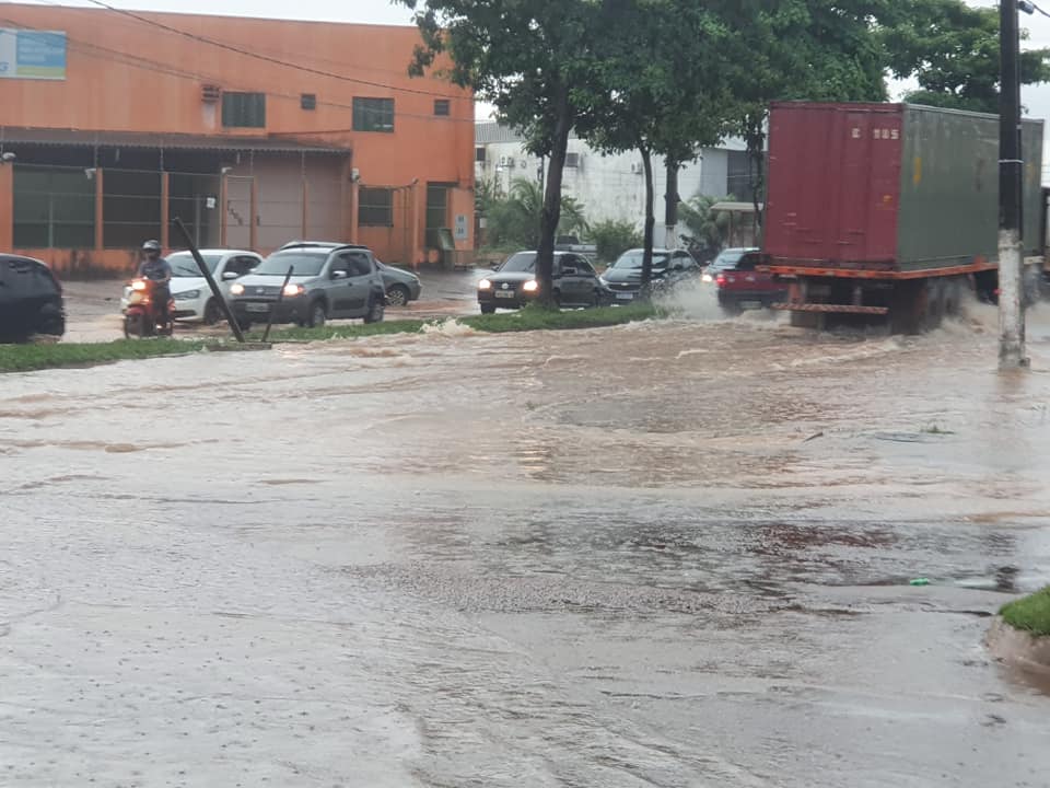 SEM DRENAGEM: Mais uma noite de chuva deixa prejuízos e transtornos na capital