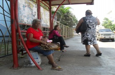 MONOPÓLIO DO TRANSPORTE – Ponto de ônibus da capital é sustentado por latas e idosa de 71 anos espera sentada em lugar perigoso – Fotos e vídeo