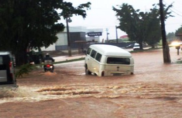 ENCHENTE - Manhã de chuva em Porto Velho transforma ruas, avenidas e bairros em um “braço” do rio Madeira - Vídeo