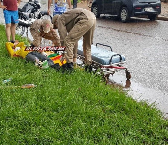 Dois homens ficam feridos após colidirem moto na traseira de caminhonete