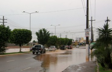 TRANSTORNO - Chuva forte na capital deixa ruas alagadas e galhos de árvores espalhados