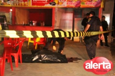 ARIQUEMES - Homem é executado a tiros em mesa de bar