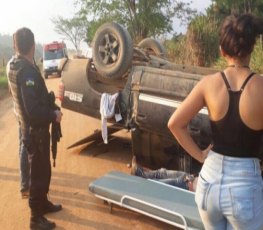 Motorista perde a direção de caminhonete e capota em estrada