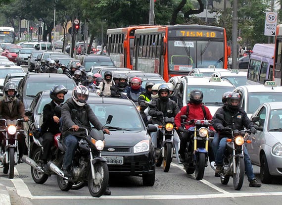 PAZ NO TRÂNSITO - Carro x Motocicleta, uma refrega diária - Por Paulo Andreoli