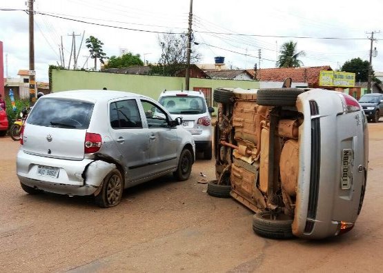 CAPOTAMENTO - Acidente com três veículos deixa mulher grávida ferida - VÍDEO