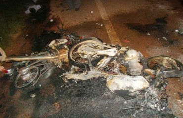 VILHENA - Duas motos explodem ao colidir em acidente fatal na BR-174