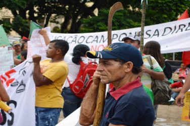 PROTESTO - Manifestantes do MST são flagrados com foices 'recém afiadas