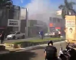 Incêndio atinge prédio no centro; Bombeiros tentam controlar chamas 