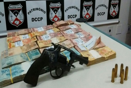 Polícia Civil recupera dinheiro e apreende arma