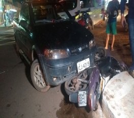 Motorista atinge casal em moto ao avançar sinal vermelho