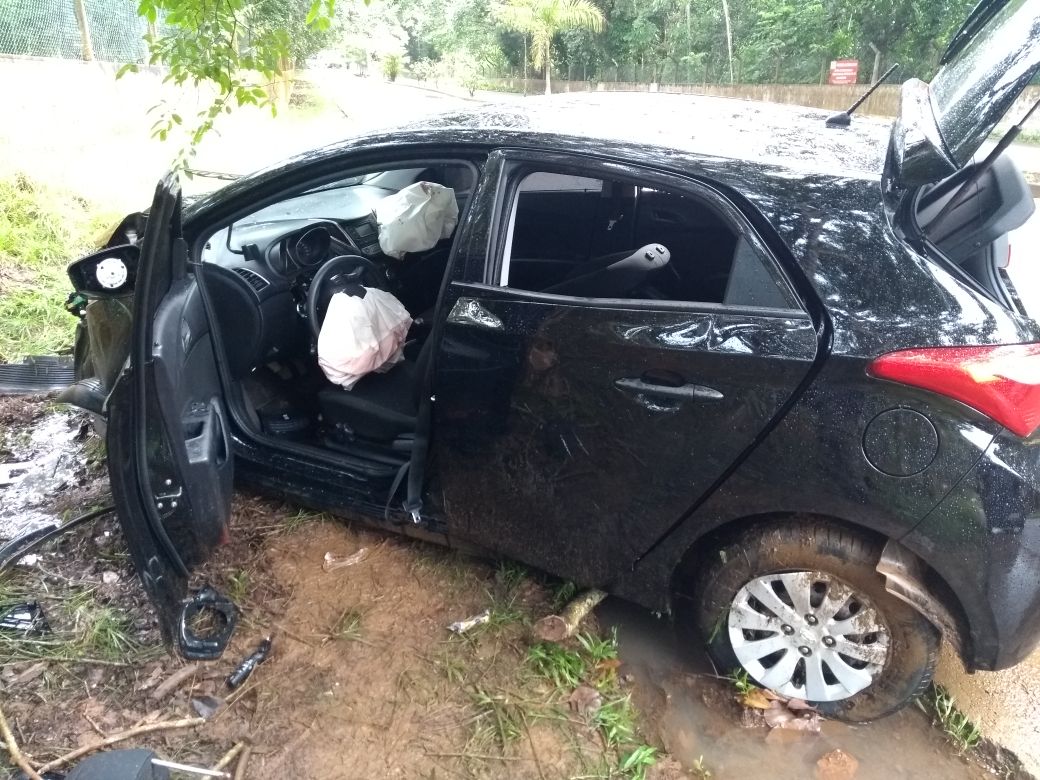 DESGOVERNADO: Carro atinge árvores e quatro ficam feridos próximo ao aeroporto