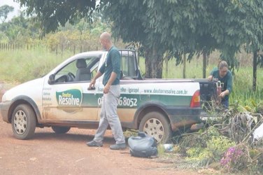 CENA DA CIDADE - Equipe do Dr.Resolve é flagrada jogando lixo em local impróprio