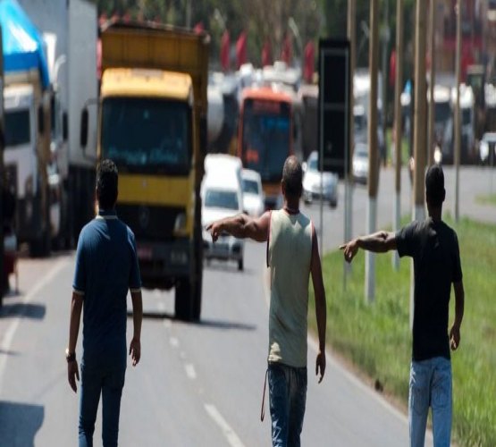 Protesto de caminhoneiros bloqueia BR