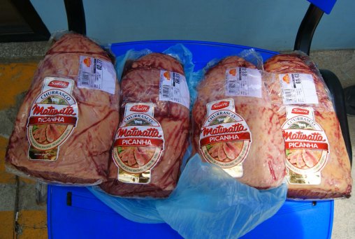 Homem tenta furtar peças de picanha em supermercado e vai preso