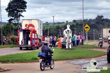 Acidente no “Trevo da vaca” deixa motociclista com fratura exposta