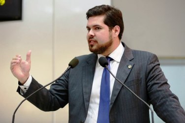 Deputado faz críticas ao chefe da Casa Civil em discurso na Assembleia