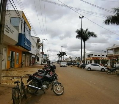 Após exigência do MP, placas e mercadorias são tiradas das calçadas