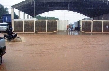 Importante rua da zona Sul é tomada pela água da chuva - Fotos