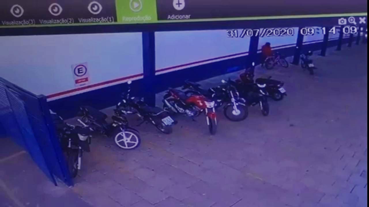 ASSISTA: Vídeo flagra ladrão furtando bicicleta em estacionamento de loja