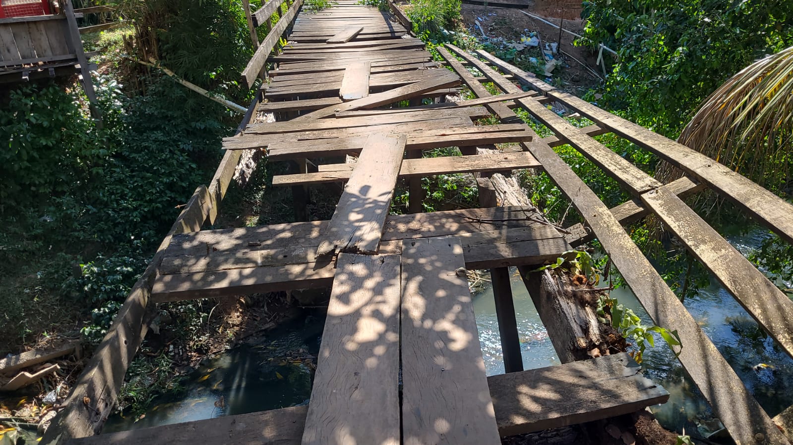 CAINDO AOS PEDAÇOS: Ponte no bairro Costa e Silva põe vida de moradores em risco