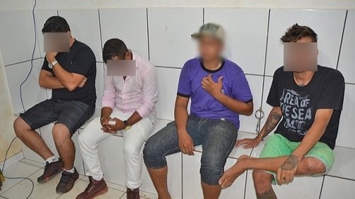 Jovens são presos após trocar moto roubada por arma de fogo via WhatsApp