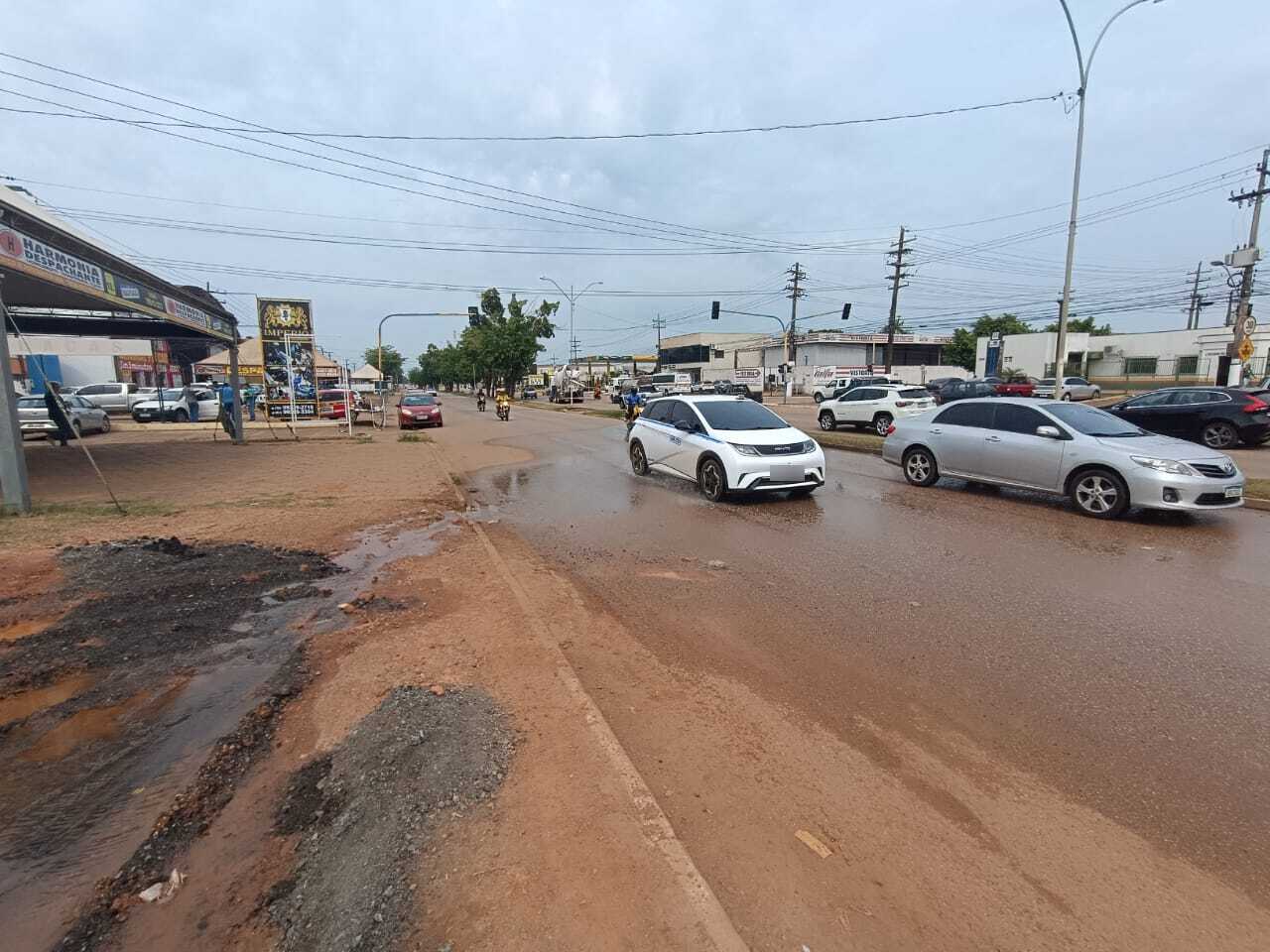 MAIS UM: Outro esgoto fétido na Avenida Imigrantes, em Porto Velho