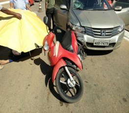 GRAVE - Motociclista é arrastado por carro ao parar na faixa de pedestre