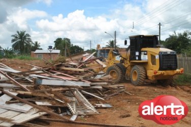 Prefeitura causa revolta após demolir casas