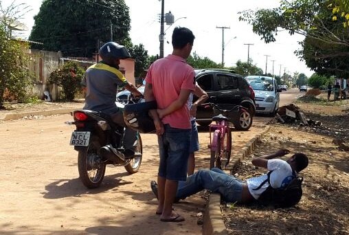 Cliente é agredido à pedradas por desconhecido após brigar em bar na capital