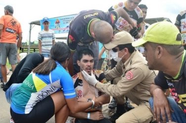 ACREAOVIVO - Ciclistas acreanos que participavam de prova ciclística sofrem grave acidente - VIDEO