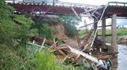 ACRE - Ponte desaba com caçamba e motorista escapa por milagre