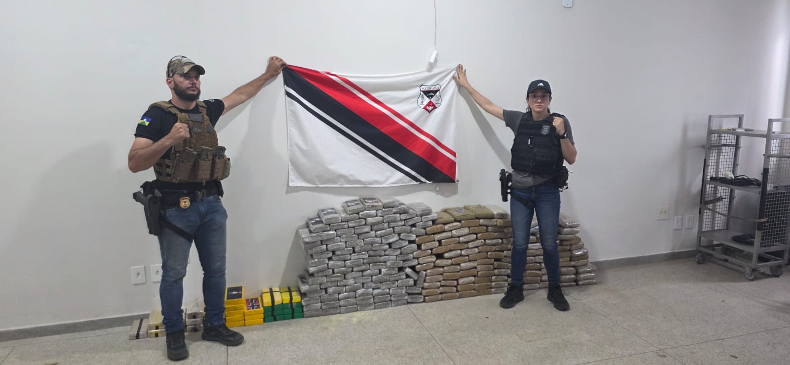 TRÁFICO: Casal é preso com mais de 230 quilos de drogas