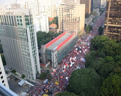 Ato em apoio a Lula e Dilma tem público recorde na Paulista