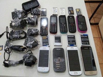 Apenado flagrado tentando colocar drogas e celulares dentro do presídio