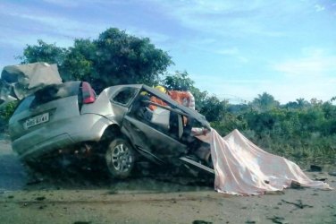 Duas pessoas morrem em acidente entre ônibus e carro próximo de Jacy-Paraná 