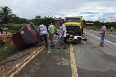 Motorista perde controle de veículo e tomba na BR-421