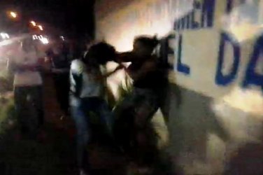 Estudantes são esfaqueadas em frente a portão de escola na capital; populares ateiam fogo na casa das agressoras 