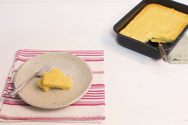 APRENDA A FAZER: Bolo de Mandioca cremoso com calda de coco é muito bom