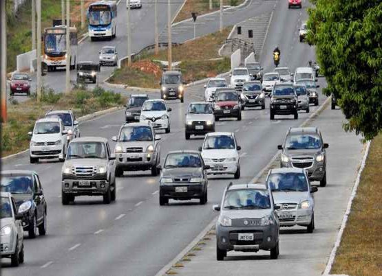 Multa para quem não ligar farol durante o dia volta a valer nesta terça