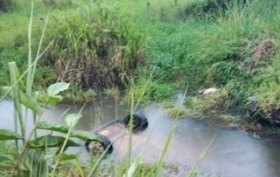 OURO PRETO DO OESTE – Idoso morre afogado após cair com carro em riacho