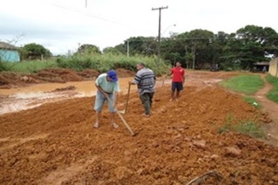 Moradores da zona Sul cansam de esperar Prefeitura e realizam mutirão para recuperar rua