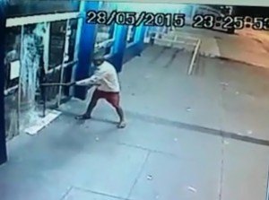 VÍDEO - Homem quebra porta de mercado com enxadão