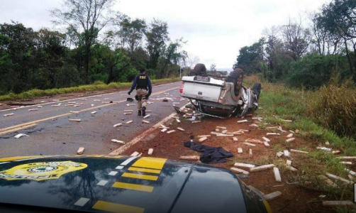 BR fica coberta de maconha após traficante capotar Hillux 