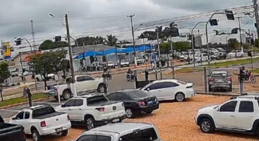 VÍDEO: Empresário avança semáforo e provoca morte de mulher em motocicleta