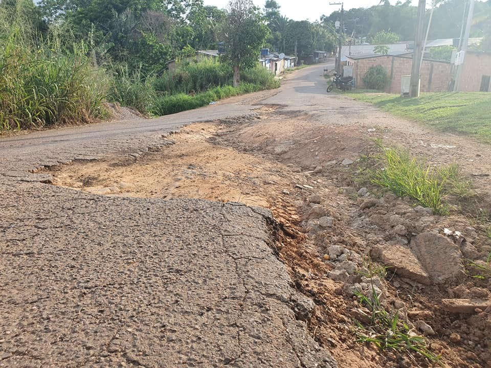 PORTO VELHO: Cansados de esperar pela Prefeitura moradores fazem serviços de tapa buracos