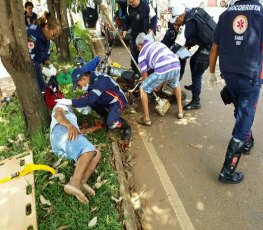 Idoso é socorrido em estado grave ao ser atropelado por moto