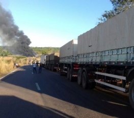 Caminhoneiro resgatado após acidente envolvendo carretas morre em hospital 