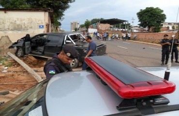 FALTA DE SINALIZAÇÃO - Acidente em cruzamento da avenida Sete Setembro deixa dois feridos gravemente - Fotos e vídeo