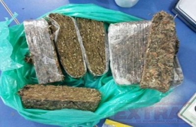 Dono de 'boca de fumo' é preso com quase 1kg de maconha