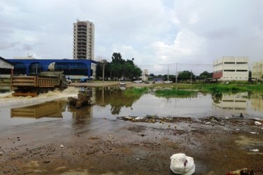 Rio Madeira já alaga ruas do centro da capital